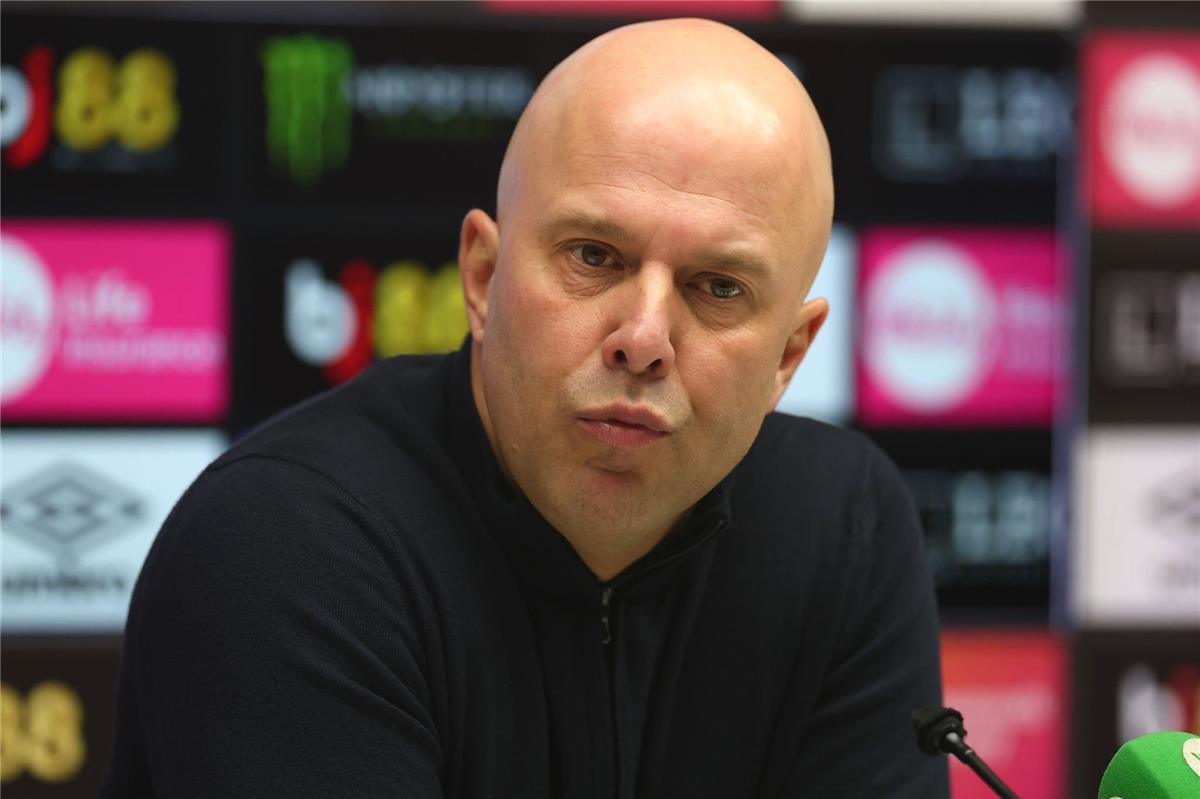 آرني سلوت يرفع سقف الطموح: توقعات آرني سلوت لمباريات ليفربول الصعبة القادمة