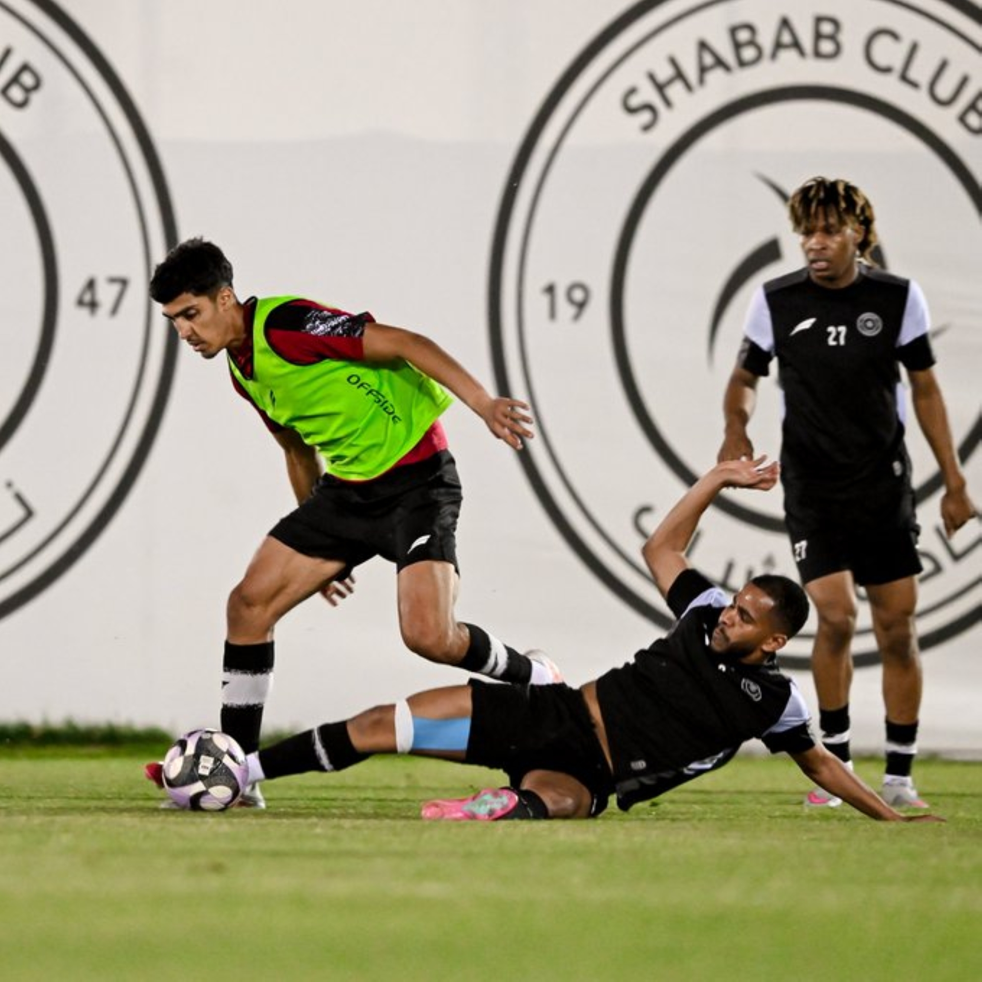 الشباب يجهز أسلحته: تفاصيل تحضيرات الليوث لمواجهة الرياض الحاسمة في دوري روشن