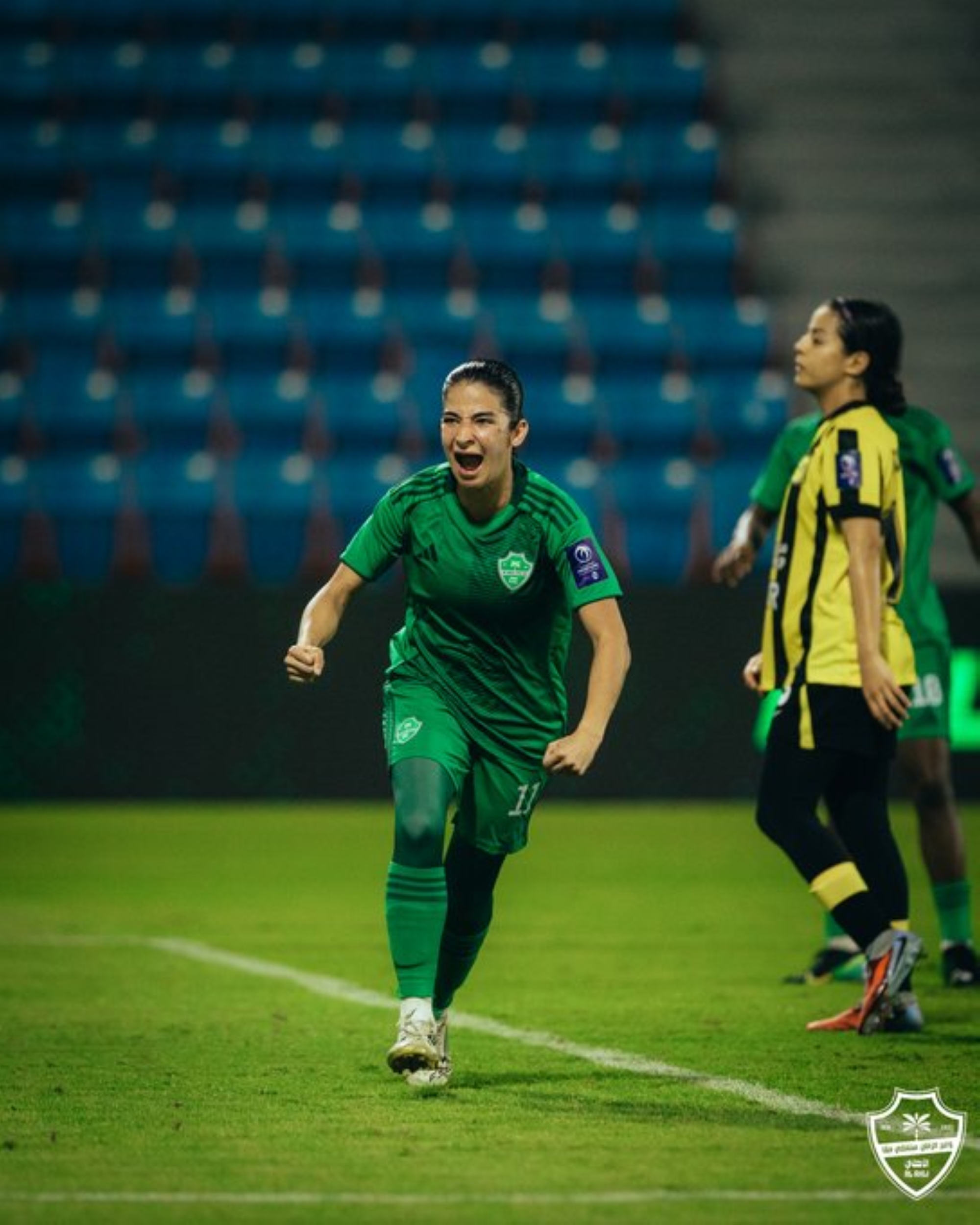 فوز الأهلي سيدات ديربي جدة: انتصار تاريخي يصعد بالملكات لوصافة الدوري الممتاز!