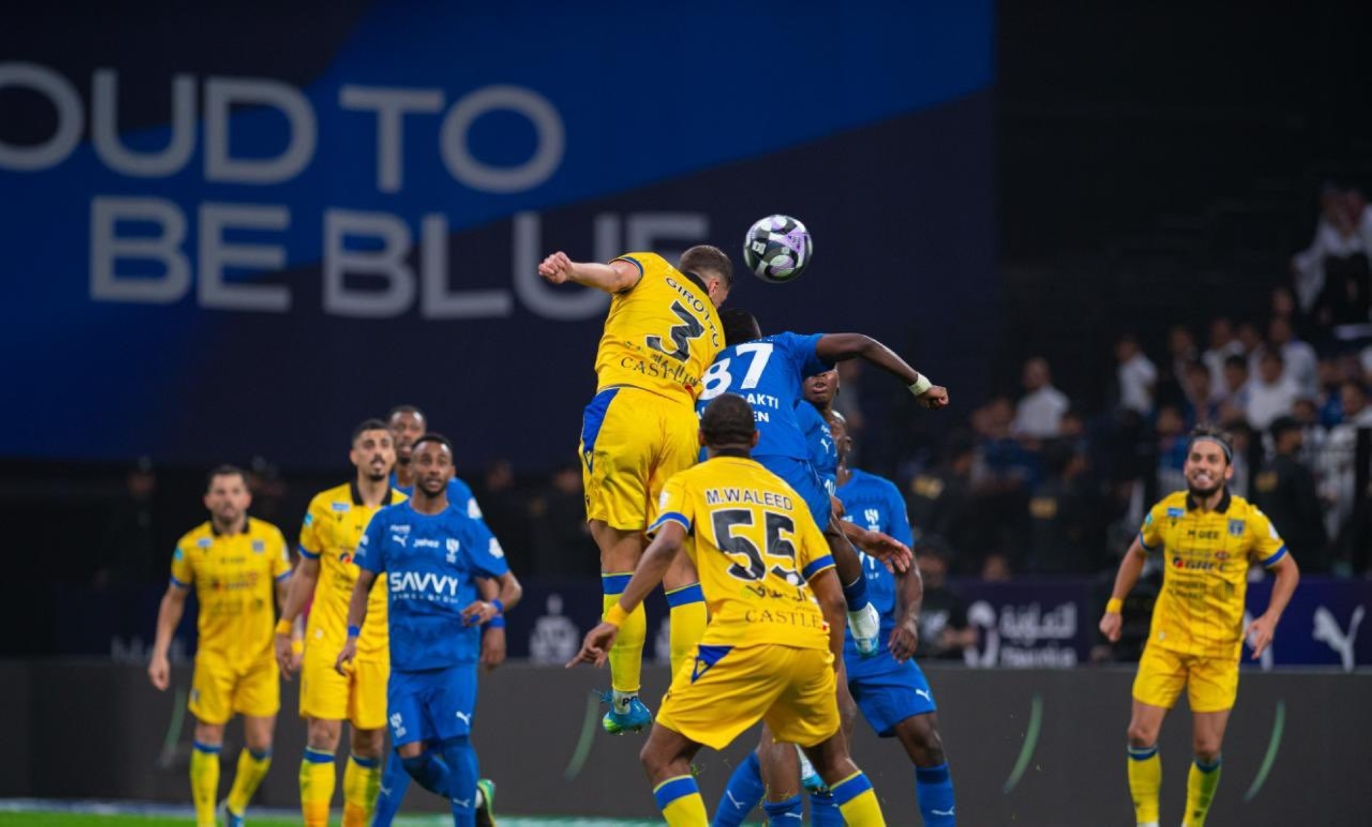 الزعيم يتعثر: تحليل شامل لتأثير تعادل الهلال والتعاون على صدارة دوري روشن