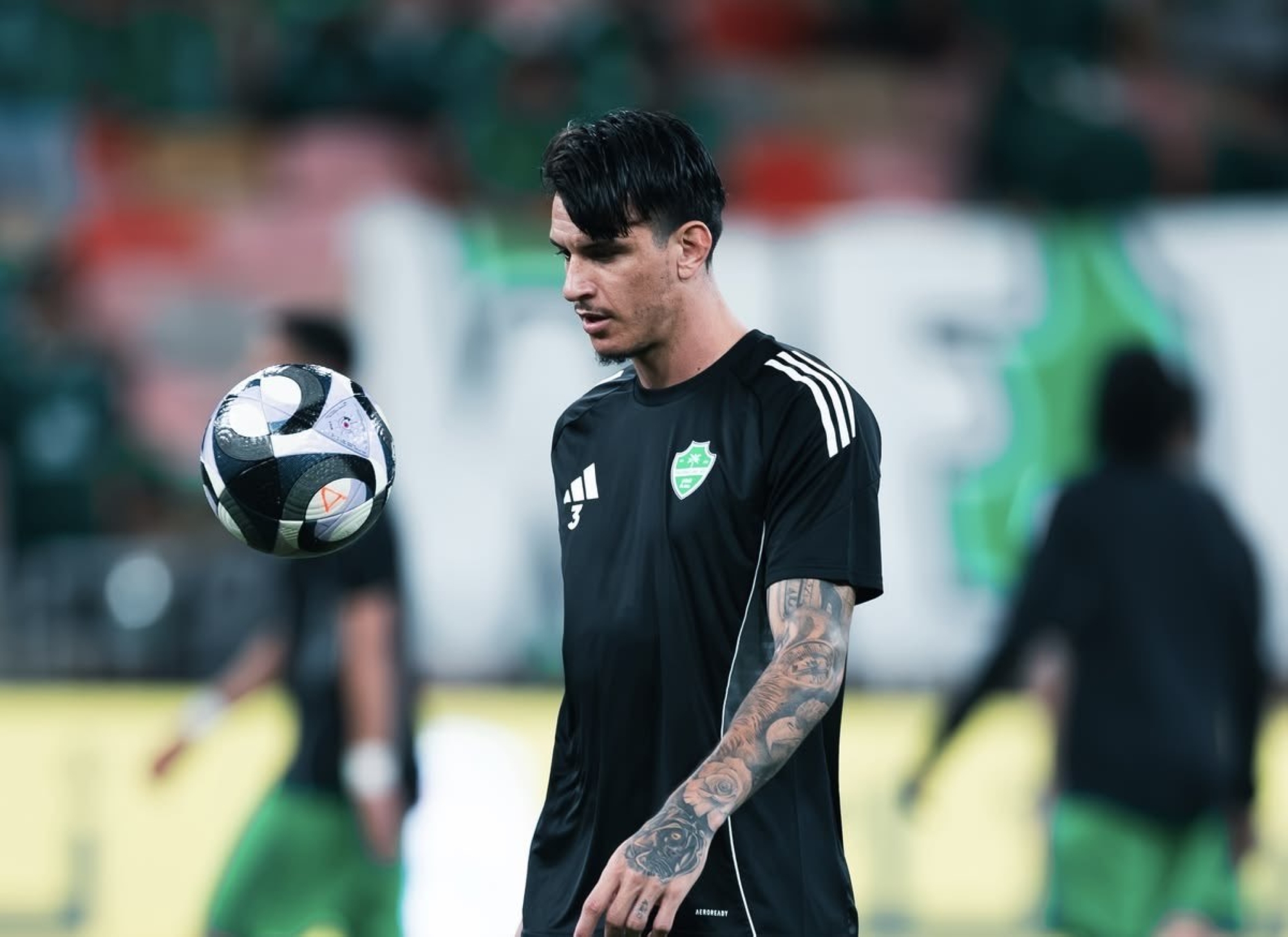 تطورات إصابة روجر إيبانيز وموقفه من مباراة الأهلي والفيحاء: هل يغيب عن قمة روشن؟