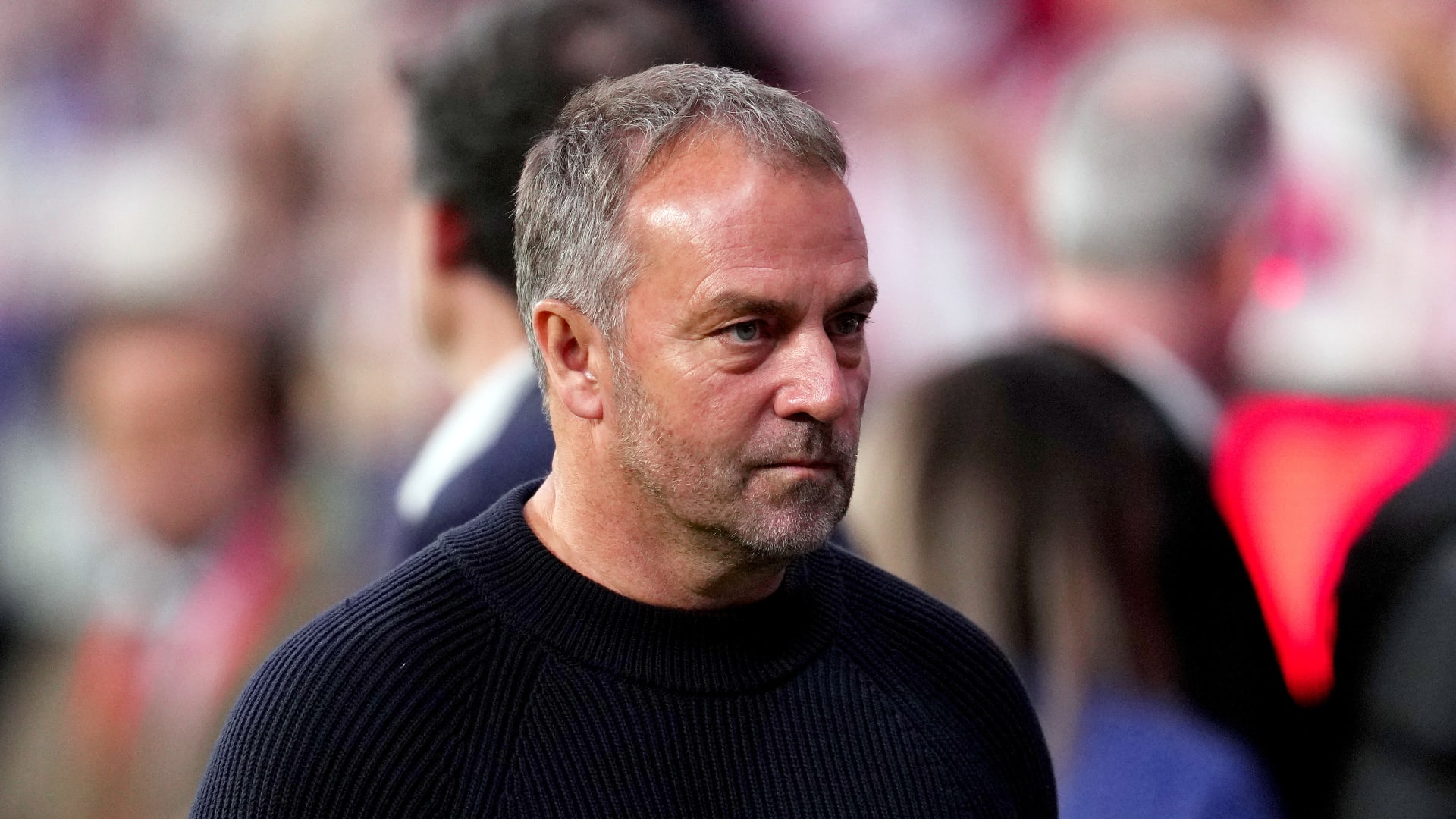 تجديد عقد فليك مع برشلونة: رؤية استراتيجية وطموح عائلي في قلعة الكامب نو