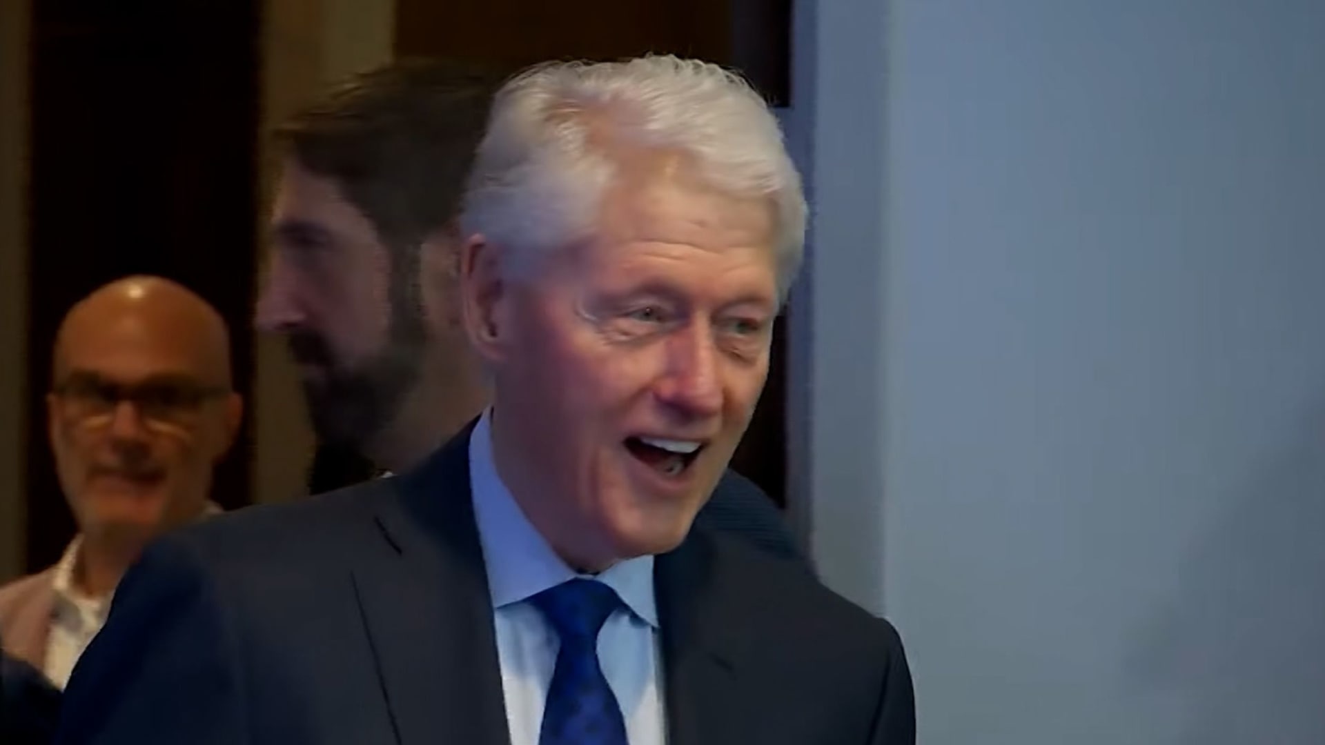 صدمة إعلامية: ظهور بيل كلينتون المفاجئ مع دالاس كاوبويز يثير التساؤلات!