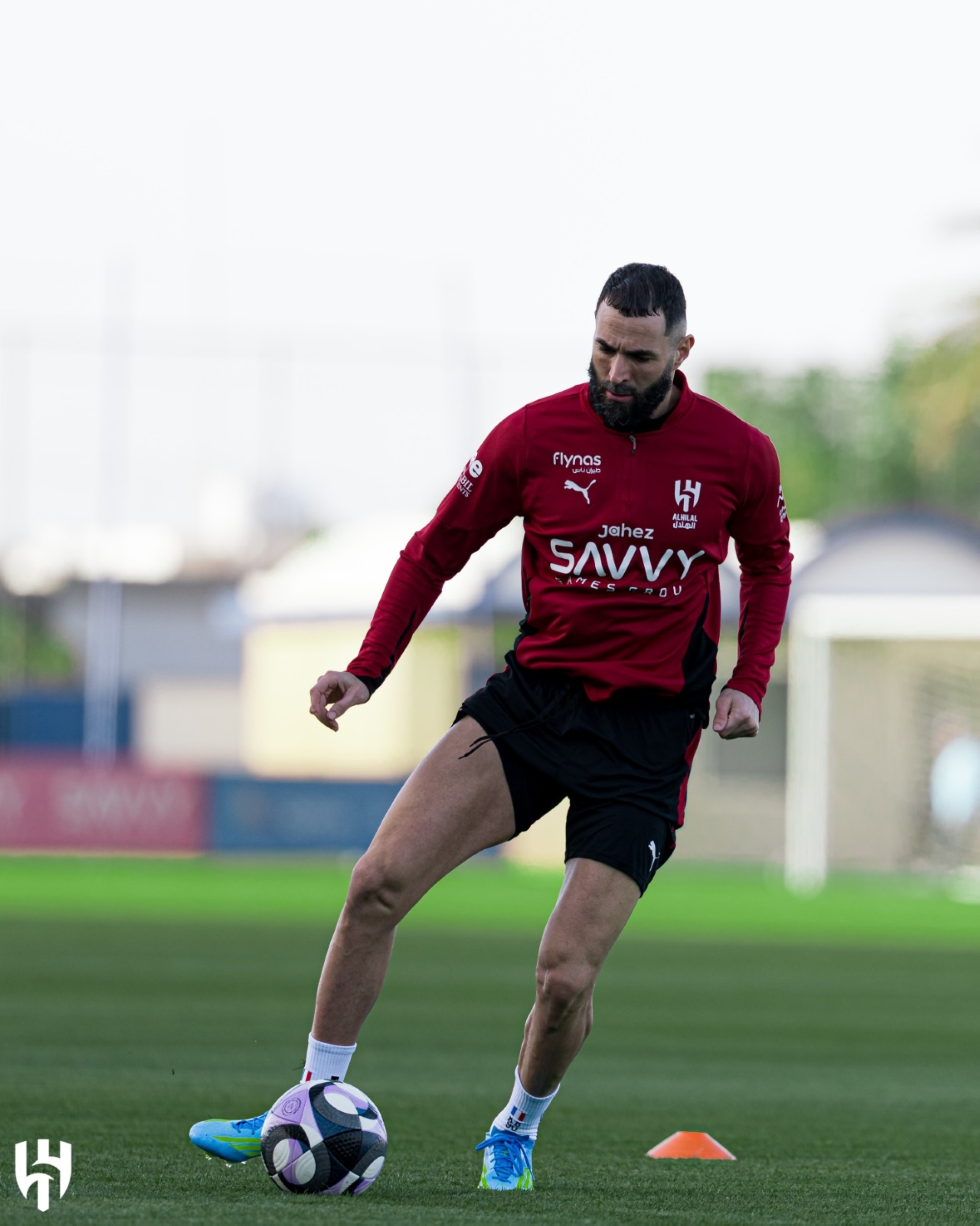 الهلال يتنفس الصعداء: بنزيما وسالم ومالكوم يعودون لتدريبات الفريق قبل موقعة ضمك الحاسمة