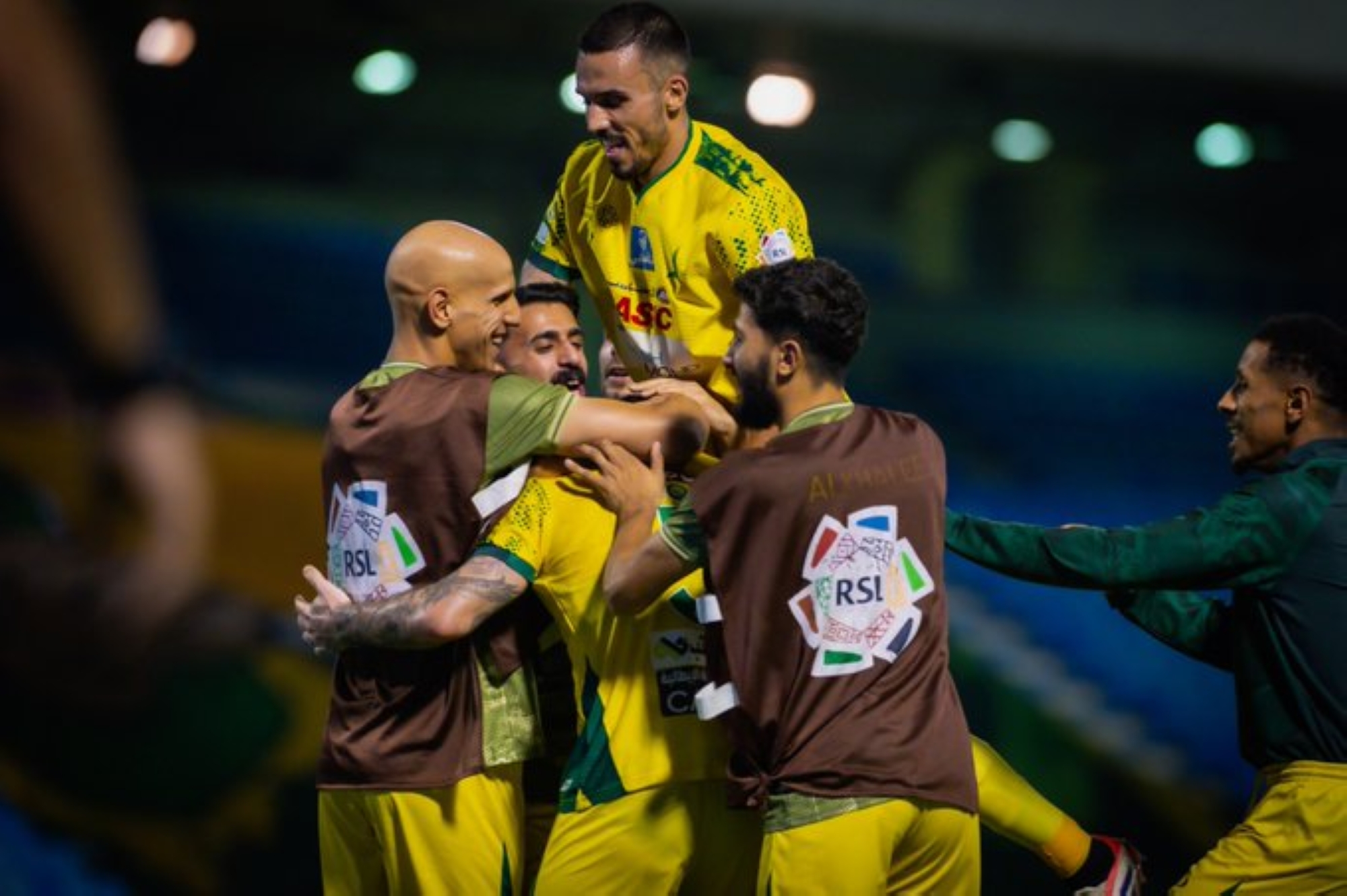 الخليج يحسم قمة النجمة بثلاثية ويقفز للمركز العاشر في دوري روشن السعودي