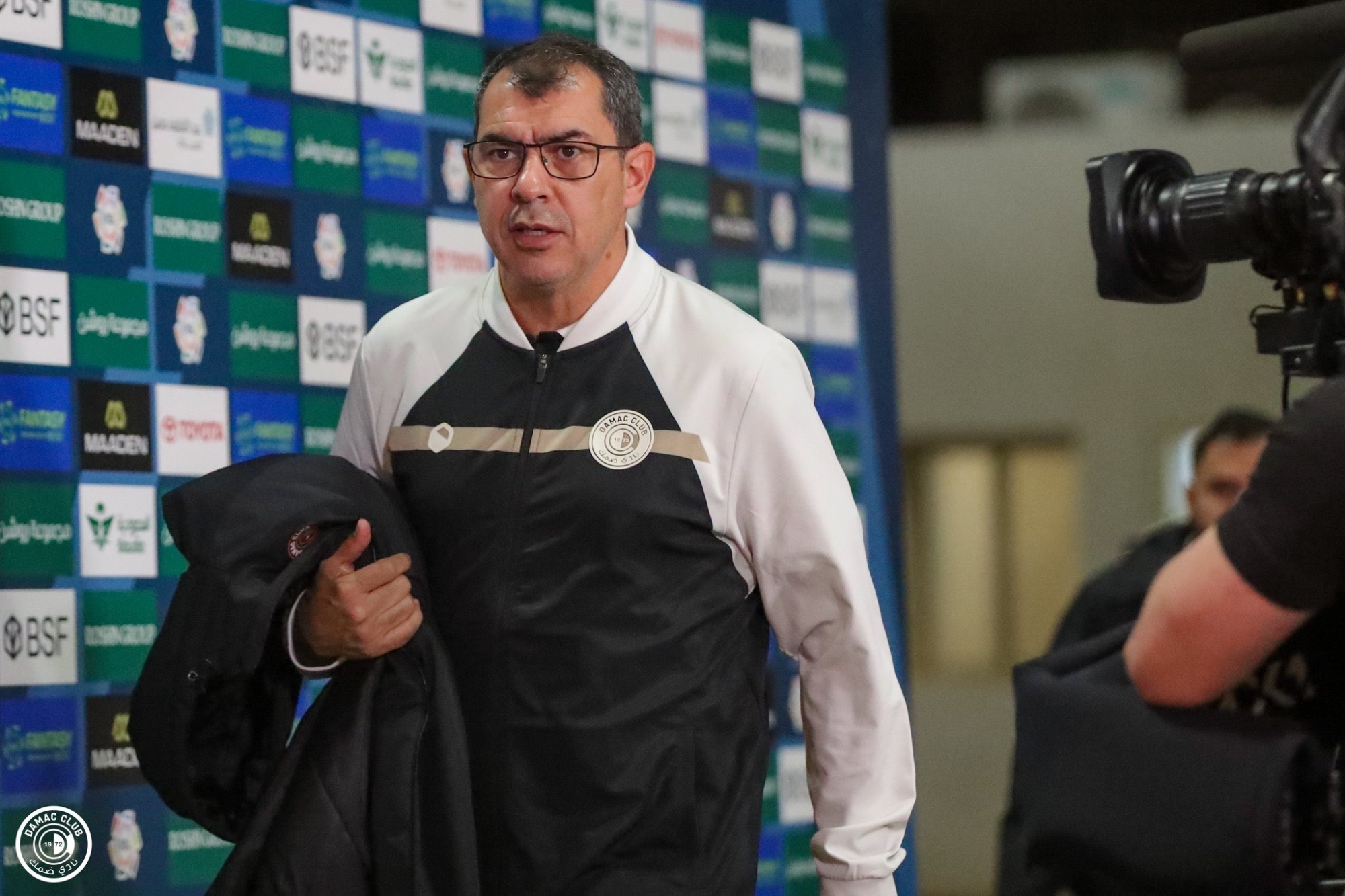 كاريلي يحلل أداء ضمك أمام الهلال ويكشف تحديات “النهائيات” القادمة