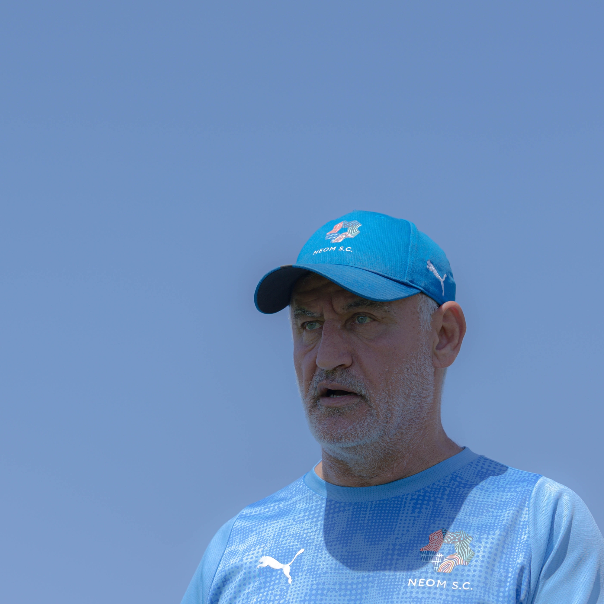 غالتييه يوجه سهام النقد لأرضية ملعب نيوم بعد تعادل الحزم: هل العشب يعيق طموحات الفريق؟