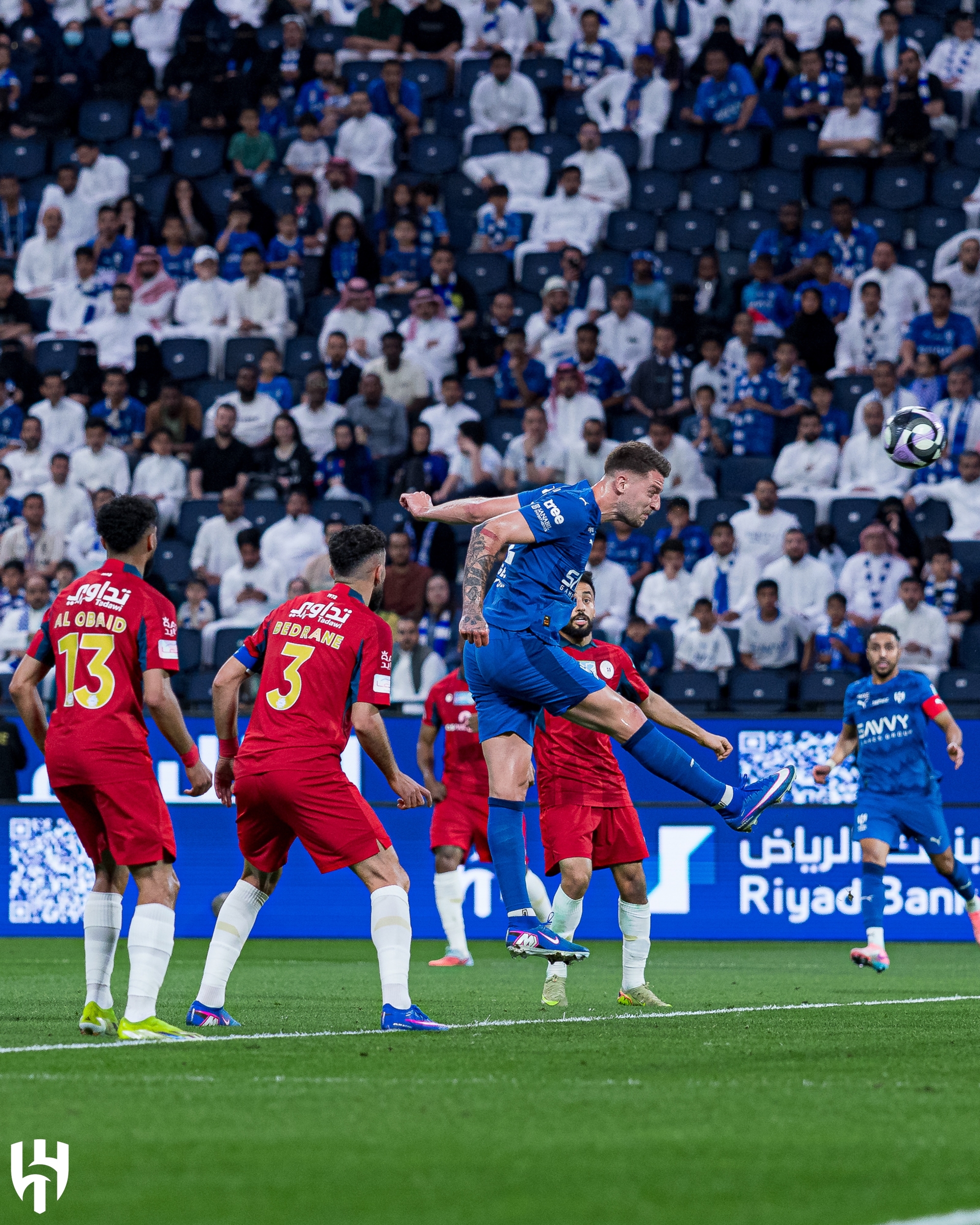 الهلال يعزز مطاردة الصدارة: تحليل شامل لمباراة ضمك وهدف سافيتش في دوري روشن