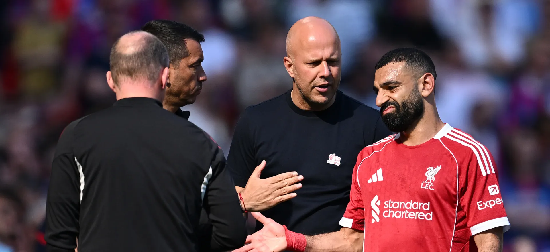 أرني سلوت يرد على محمد صلاح بتصريحات مثيرة: هل بدأت أزمة “المعايير” في ليفربول؟