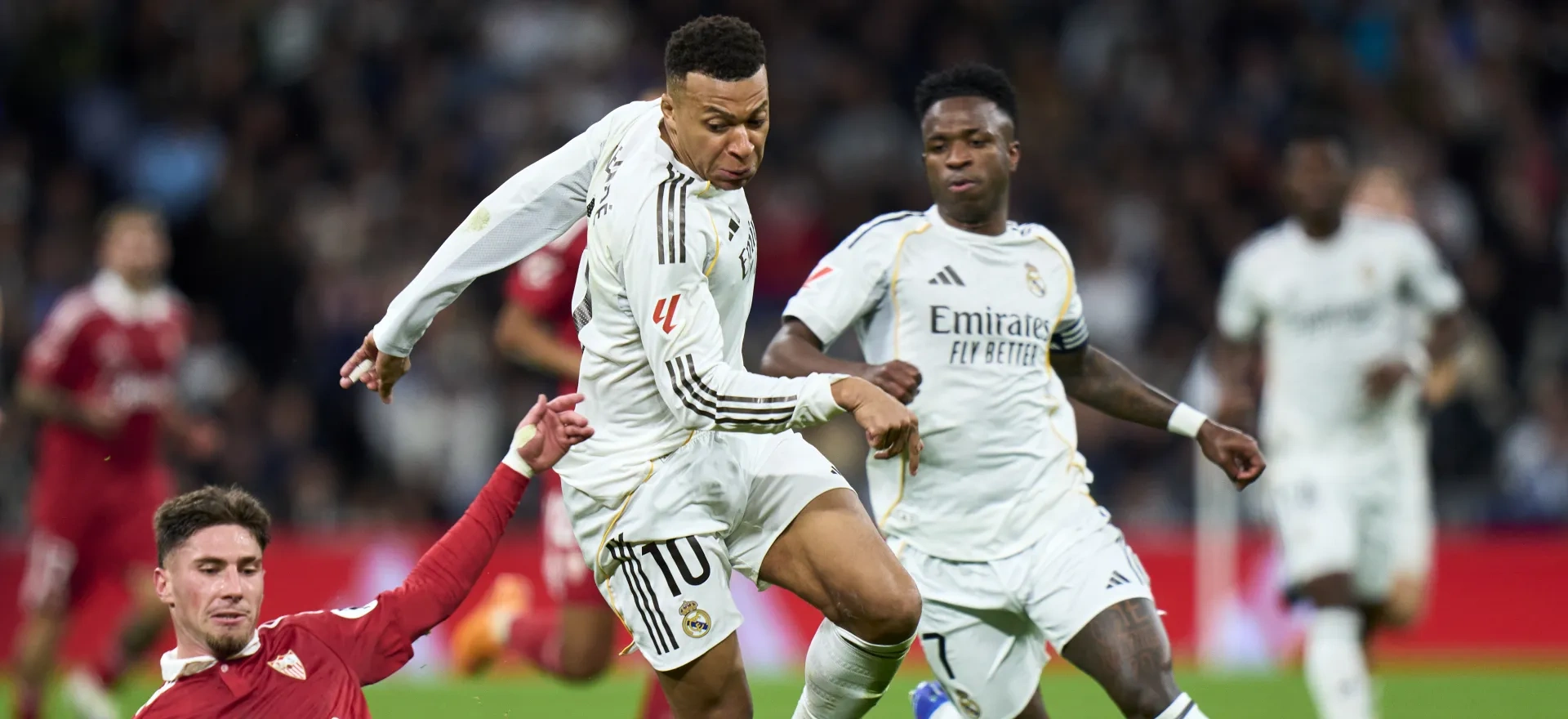 كيف فضح جاسوس ريال مدريد شجار النجوم وأشعل ثورة بيريز؟