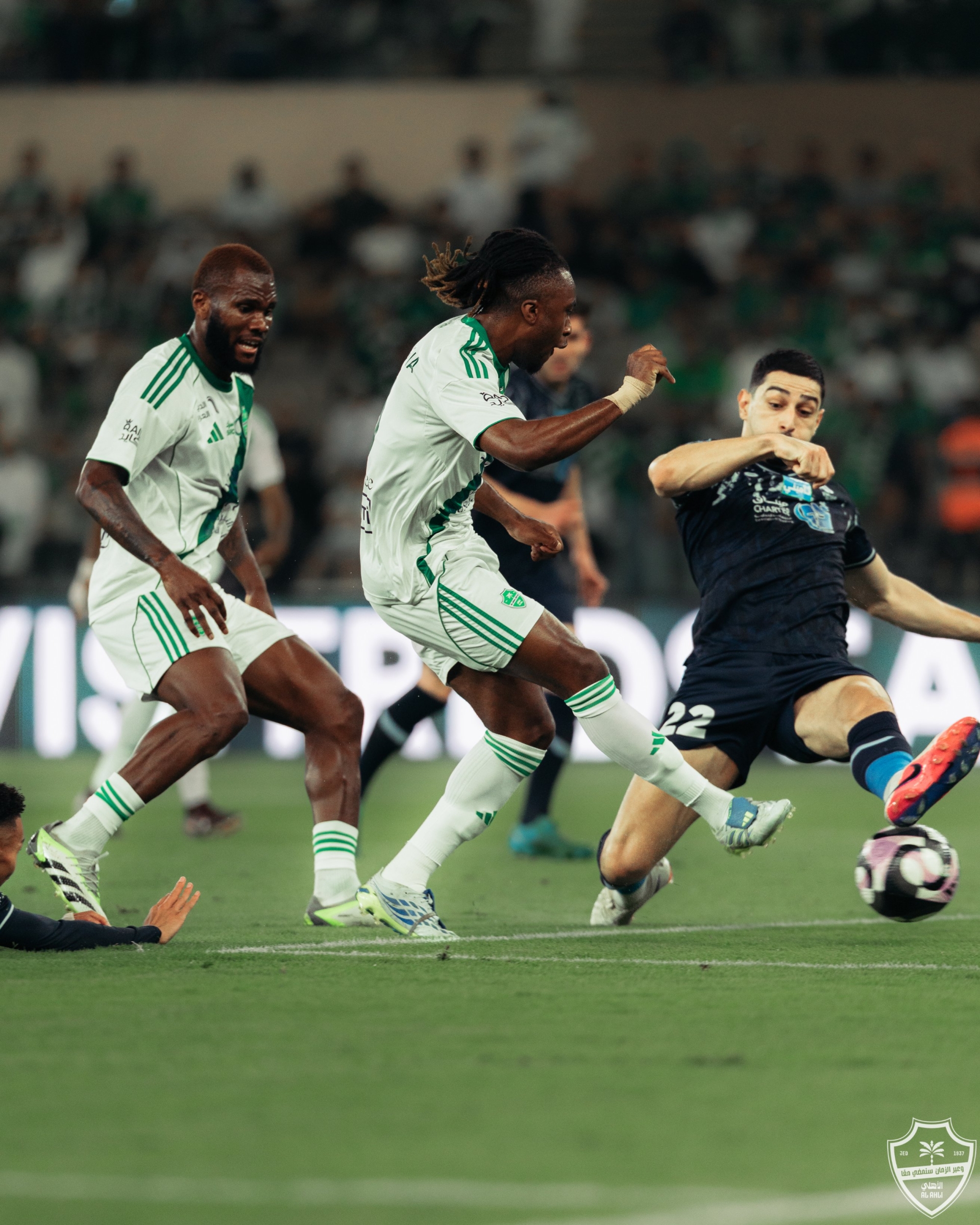 الأهلي يكتسح الأخدود برباعية نظيفة: انتصار حاسم يؤكد هبوط الأخدود لدوري يلو