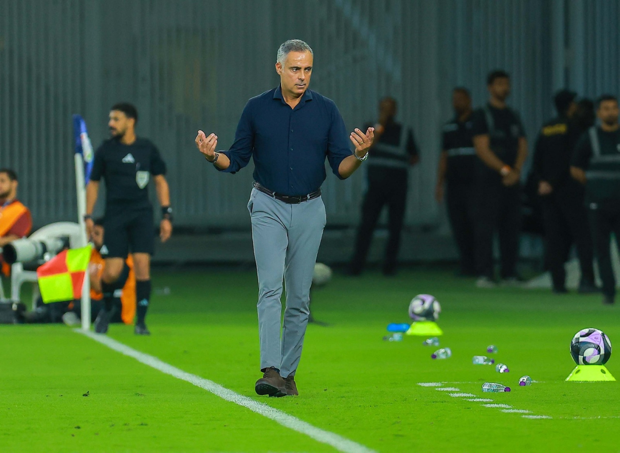 جوميز ينتقد التحكيم: كيف أثرت قرارات الحكام على نتيجة الفتح أمام الأهلي بدوري روشن؟