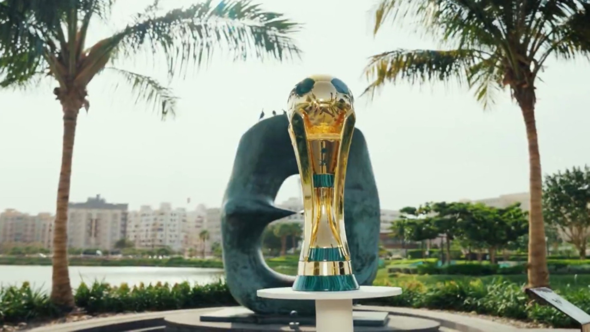 جدة تتزين لاستقبال “أغلى الكؤوس”: وصول كأس الملك إلى جدة قبل النهائي الكبير بين الهلال والخلود