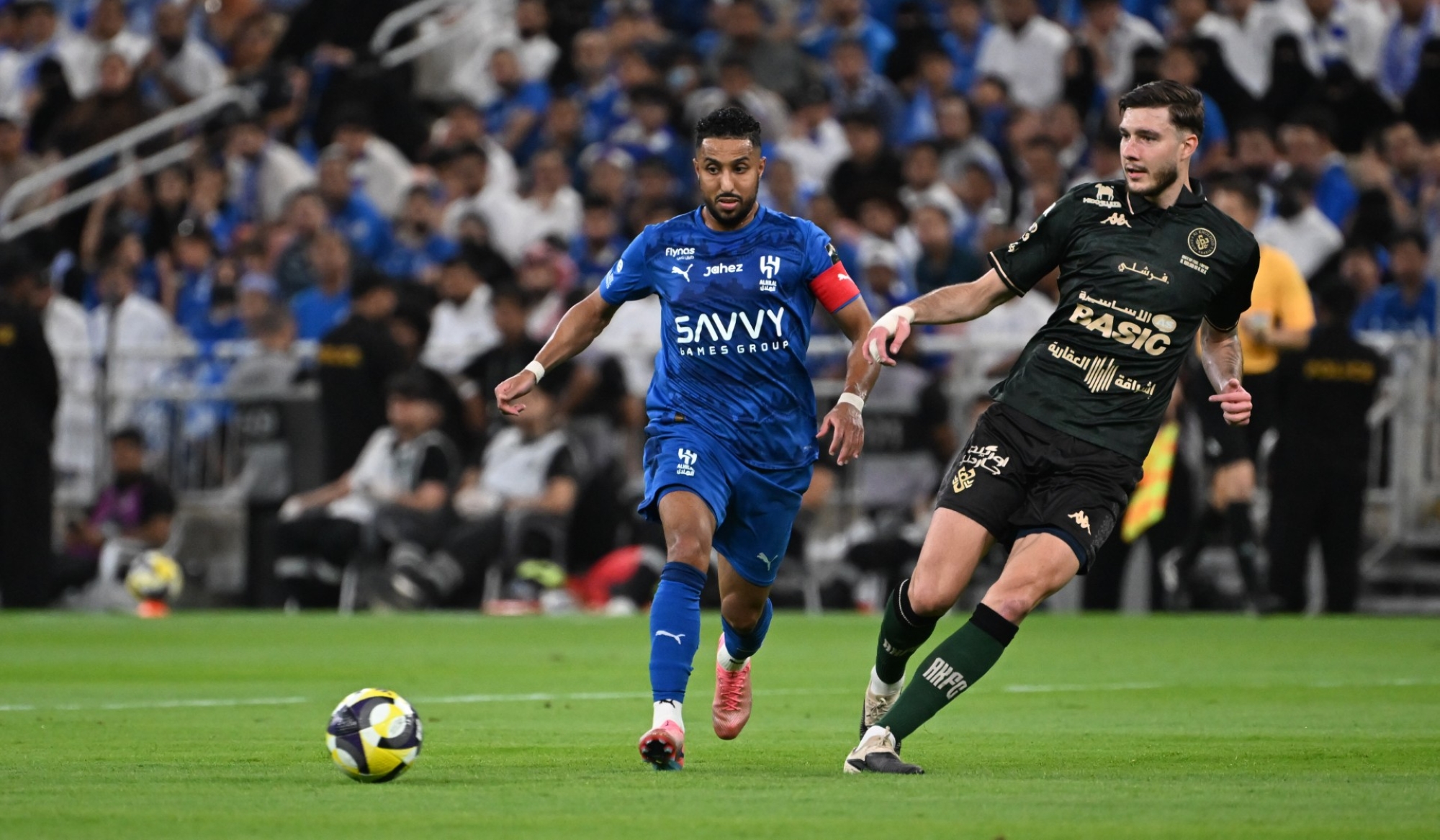 الزعيم يتوج بكأس الملك: ملخص مباراة الهلال والخلود وعودة زرقاء تاريخية