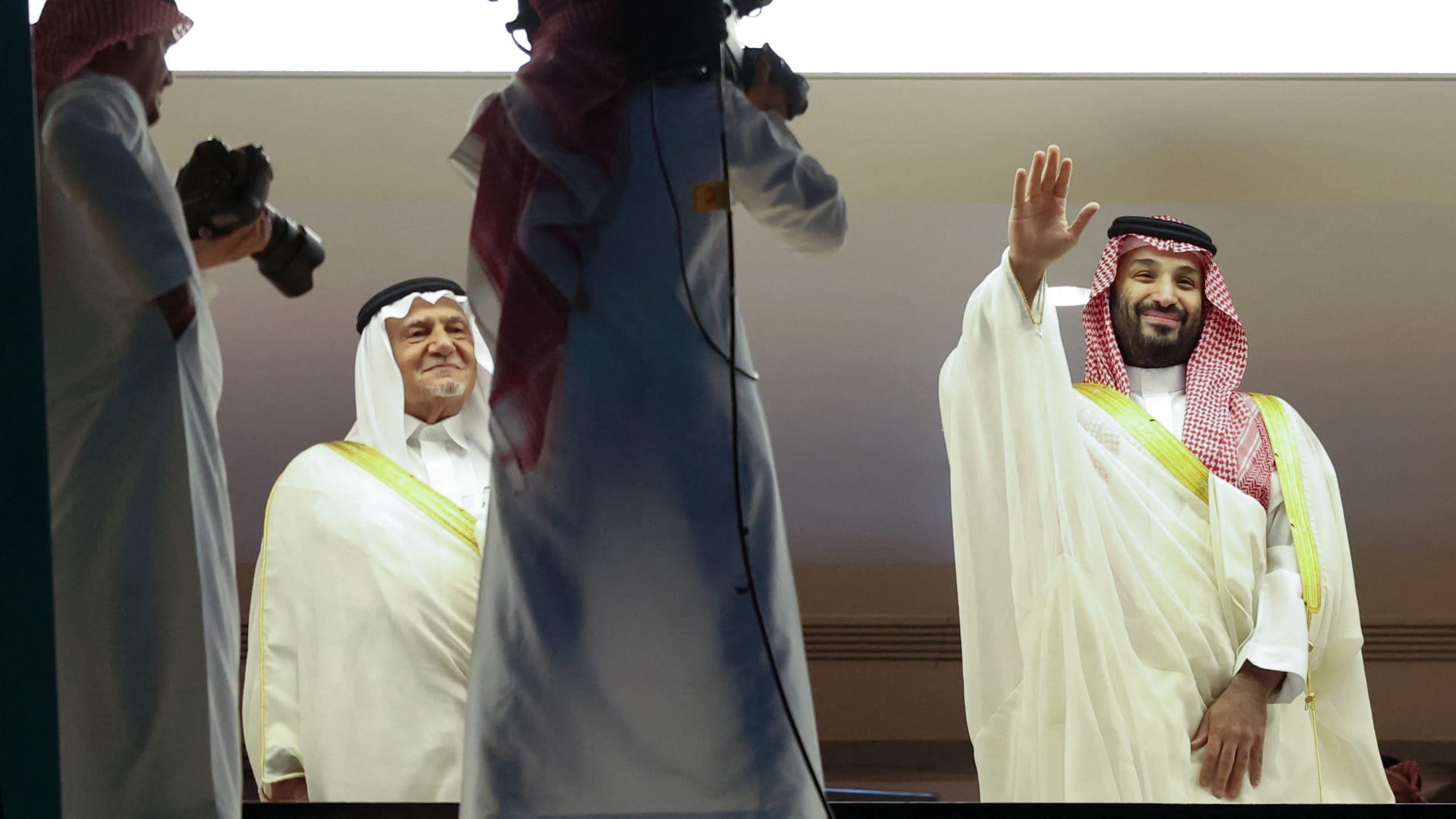 مشهد تاريخي: تفاعل الجمهور مع محمد بن سلمان في نهائي كأس الملك يلهب الأجواء ويؤكد على الرابط الوطني