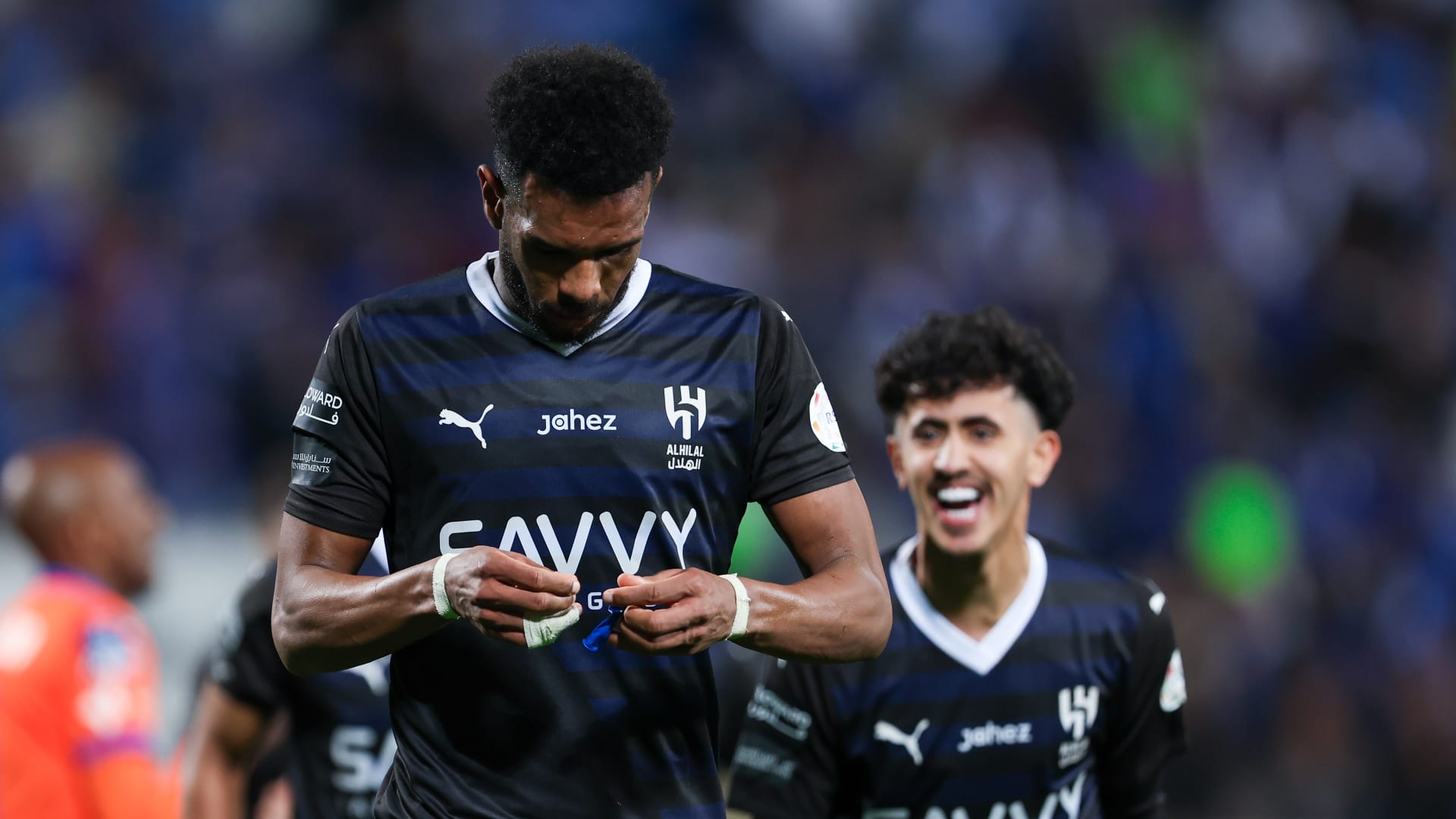 تداعيات احتفال البليهي الجدلي: علي البليهي يعتذر لجماهير الشباب بعد إظهار شعار الهلال