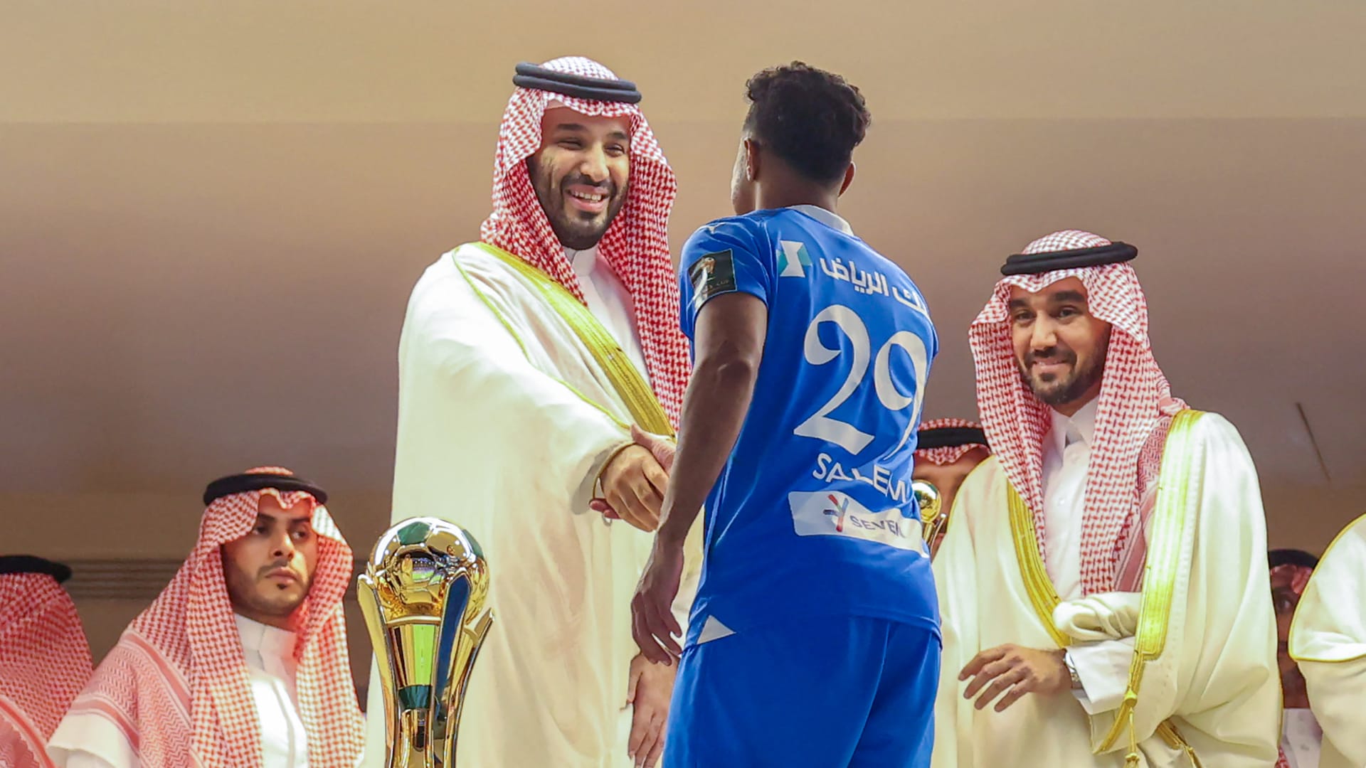شاهد: الموقف الطريف بين نجم الهلال وولي العهد السعودي خلال تتويج كأس الملك