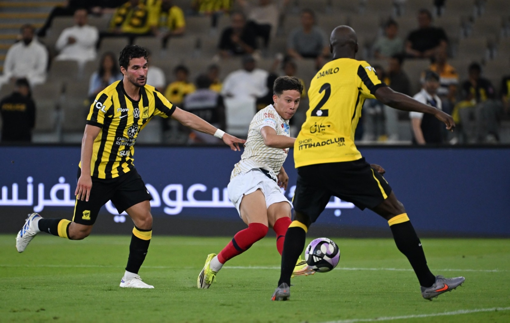 العميد ينتزع فوزًا دراميًا: تحليل هدف الاتحاد القاتل ضد ضمك في دوري روشن