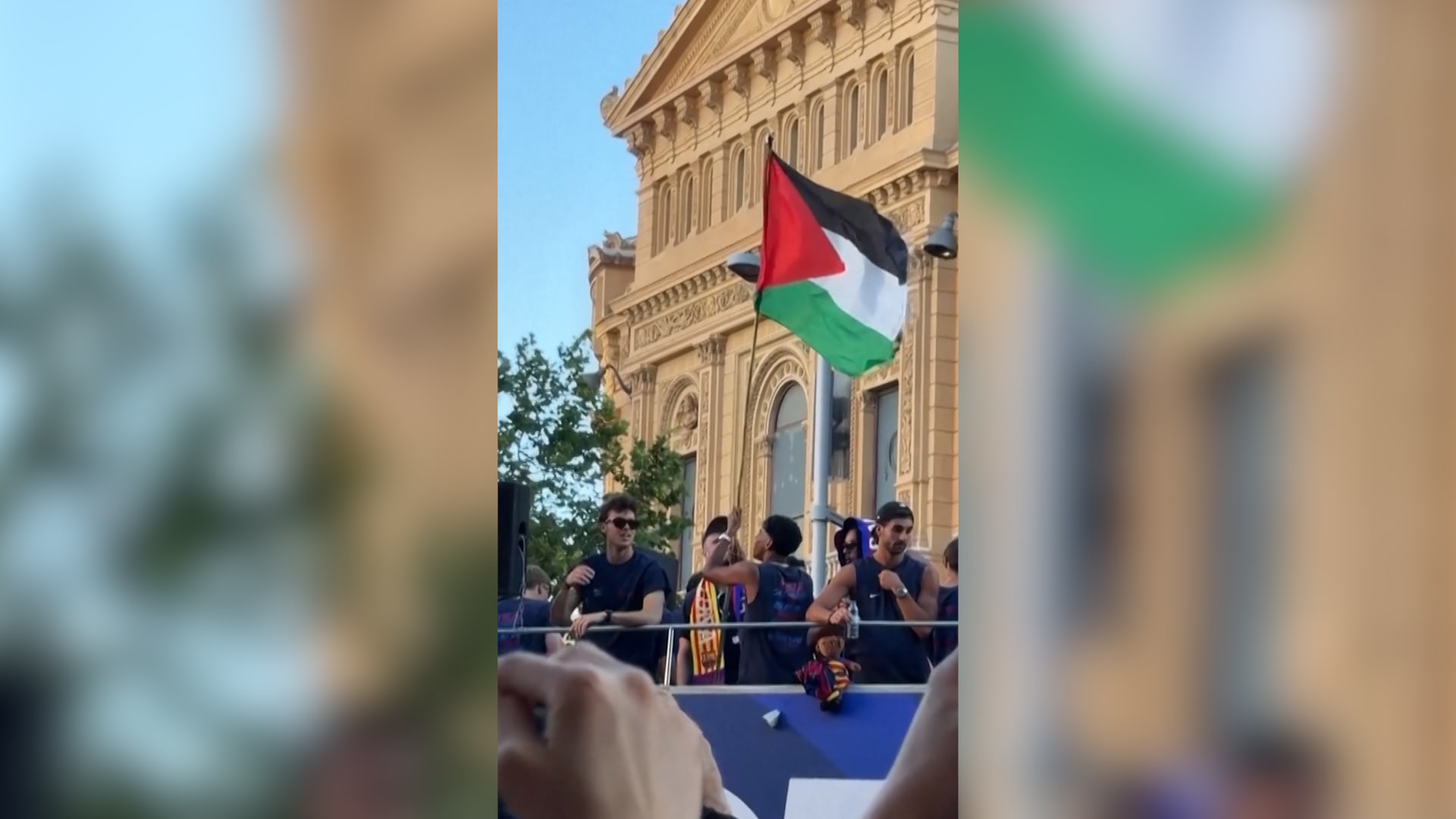 جدل واسع يحيط بـ تصرف لامين يامال بالعلم الفلسطيني خلال احتفالات برشلونة
