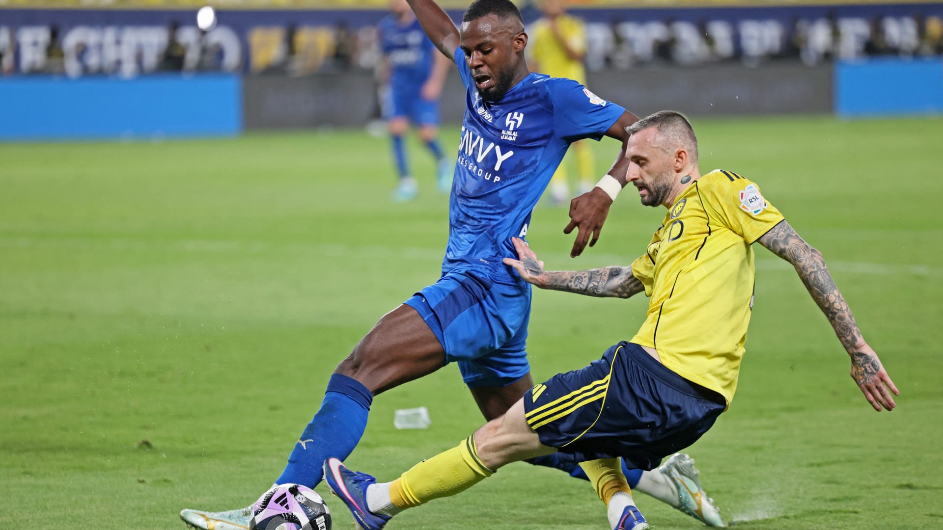 تفاصيل اشتباكات جماهير النصر والهلال في دوري روشن.. الأمن يتدخل ويحيل المتورطين للنيابة