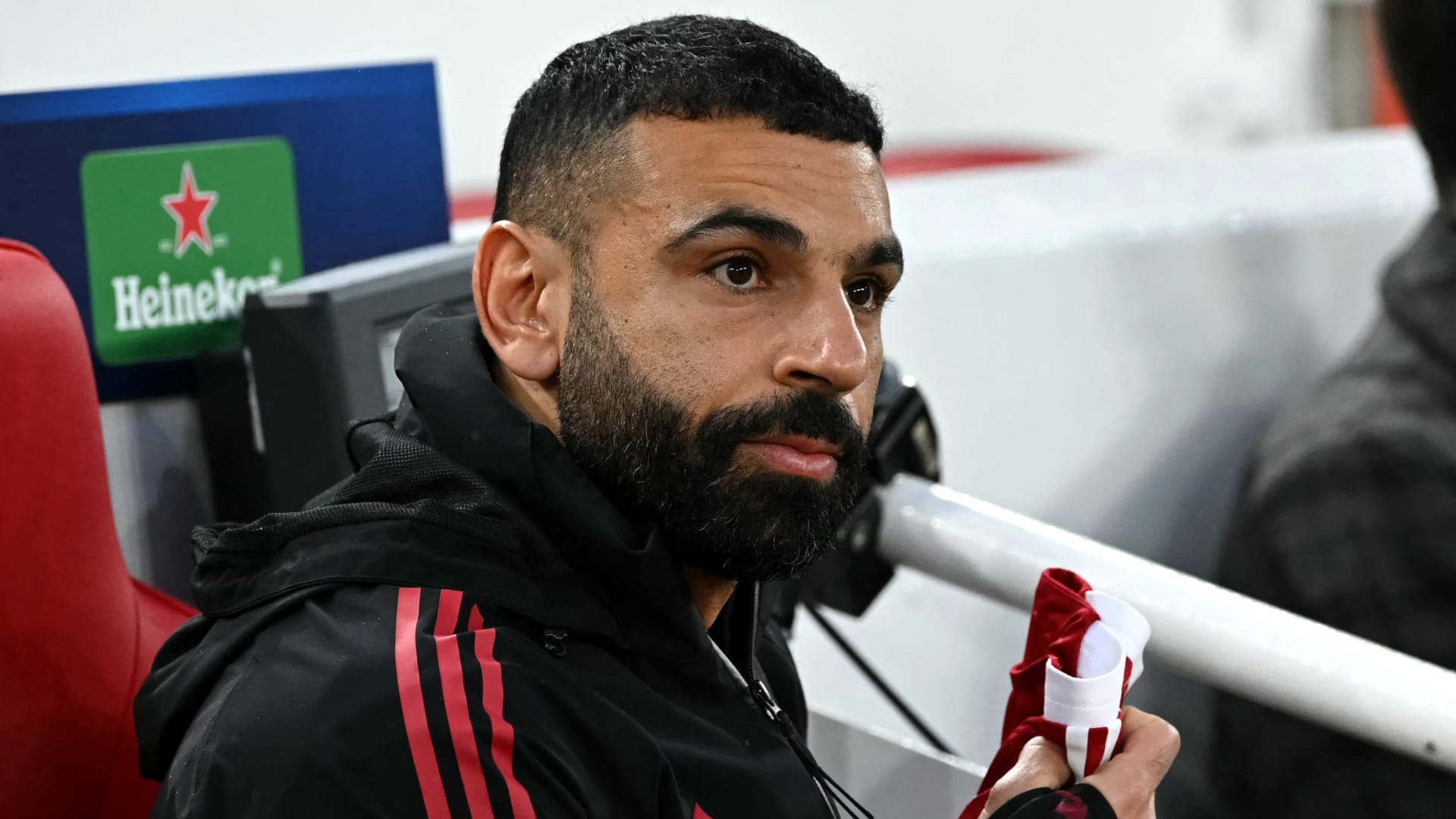 دفء الصداقة المصرية: تفاصيل لقاء محمد صلاح وأحمد المحمدي في البريميرليغ