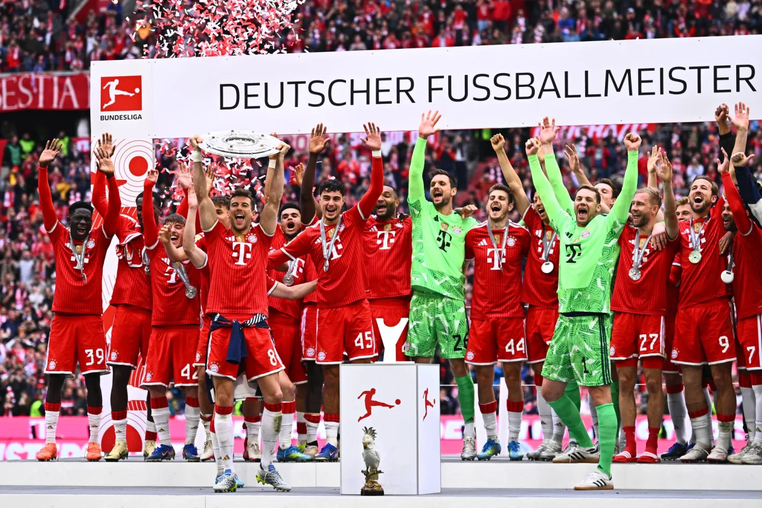 بايرن ميونيخ يتحرك لضم مدافع مانشستر سيتي بطلب من كومباني