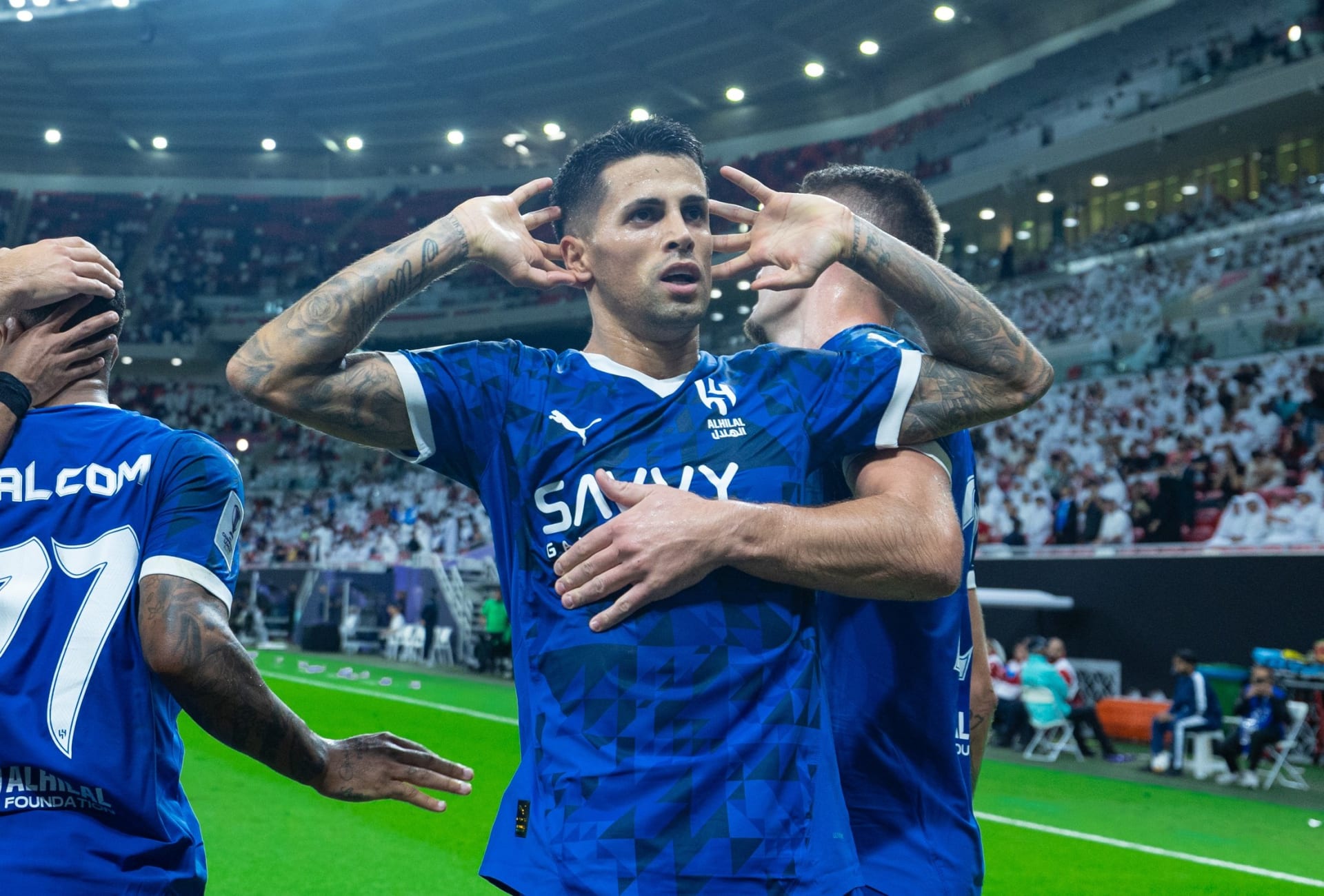 صراع الهلال والقادسية على ظهير التعاون وصحوة الزعيم لتعويض كانسيلو