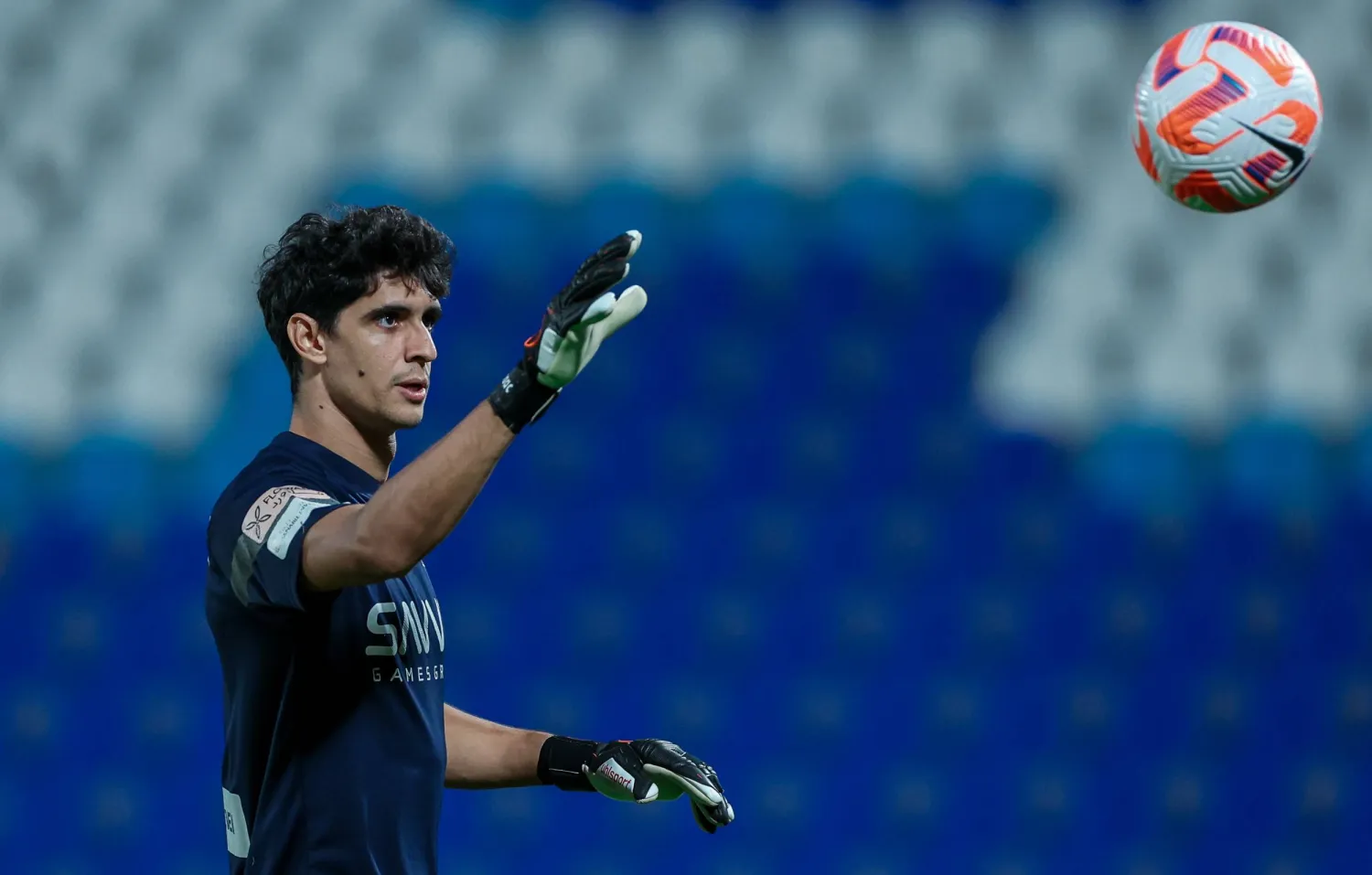 بعد التألق في كأس العالم.. عملاق أوروبي يطارد حارس الهلال ياسين بونو