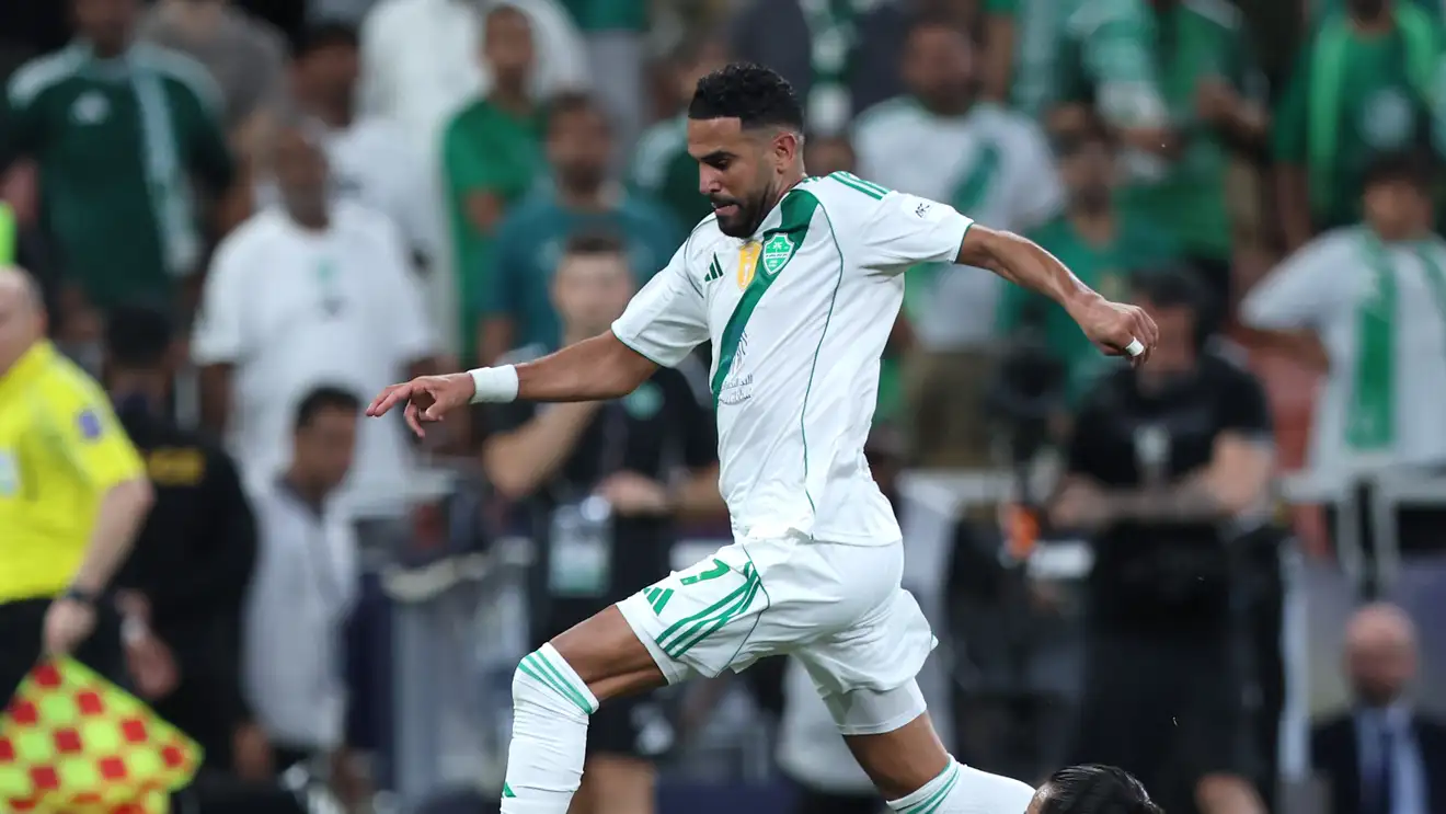 ما هي الأسباب الفنية الحقيقية وراء قرار رحيل رياض محرز عن الأهلي؟