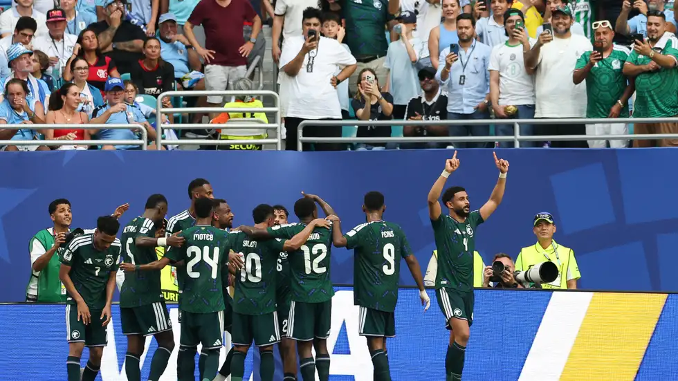 لاعب المنتخب السعودي عبد الإله العمري يشعل صراعًا فرنسياً برتغالياً بعد المونديال