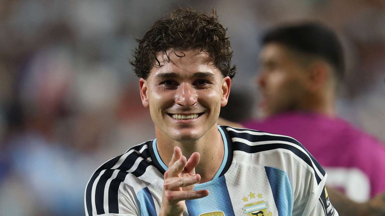 تصريحات لابورتا وموقف أتلتيكو مدريد وآرسنال من صفقة جوليان ألفاريز