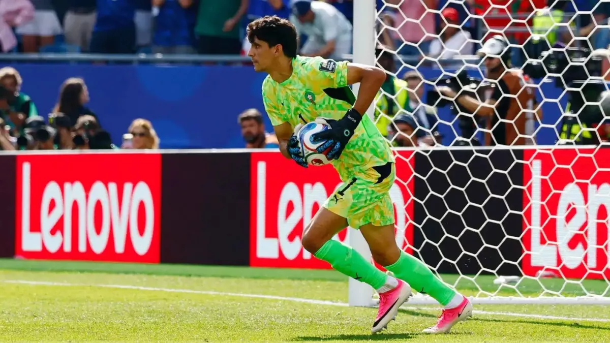 حقيقة استبعاد ياسين بونو مع الهلال من القائمة المحلية التفاصيل