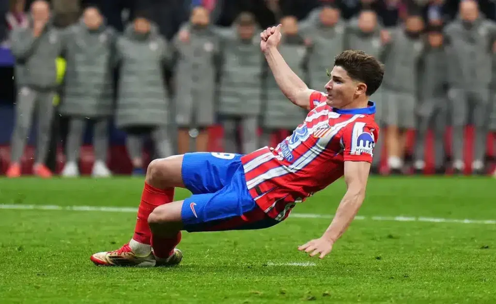 كواليس مفاوضات برشلونة لضم جوليان ألفاريز وموقف أتلتيكو مدريد من بيعه