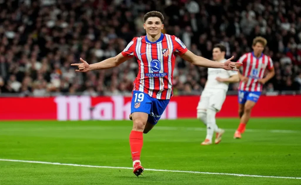 كواليس جلسة ألفاريز وسيميوني في أتلتيكو.. برشلونة يترقب
