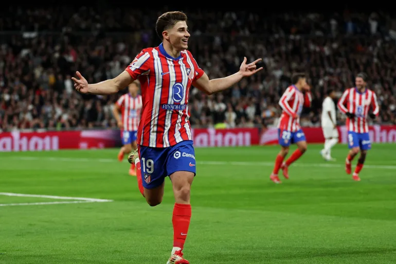جوليان ألفاريز يلتقي بـ سيميوني لأول مرة في معسكر أتلتيكو مدريد