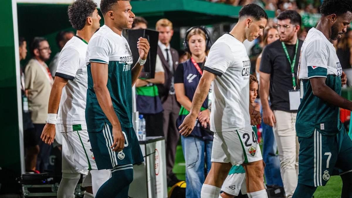 أزمة قميص سبتة في ريال مدريد.. ألتراس سور يطالب باعتذار الثلاثي أو رحيل بيريز