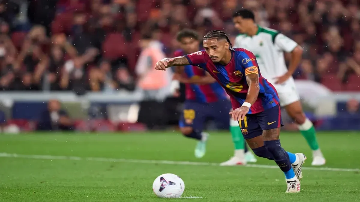 أرقام رافينيا مع برشلونة بعد 64 مباراة.. الفارق التهديفي بين فليك وتشافي