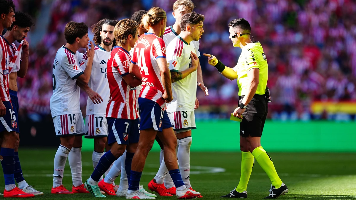 فيديو.. لقطة صادمة لحكم ديربي مدريد تشعل غضب ريال مدريد بعد القرارات المثيرة للجدل