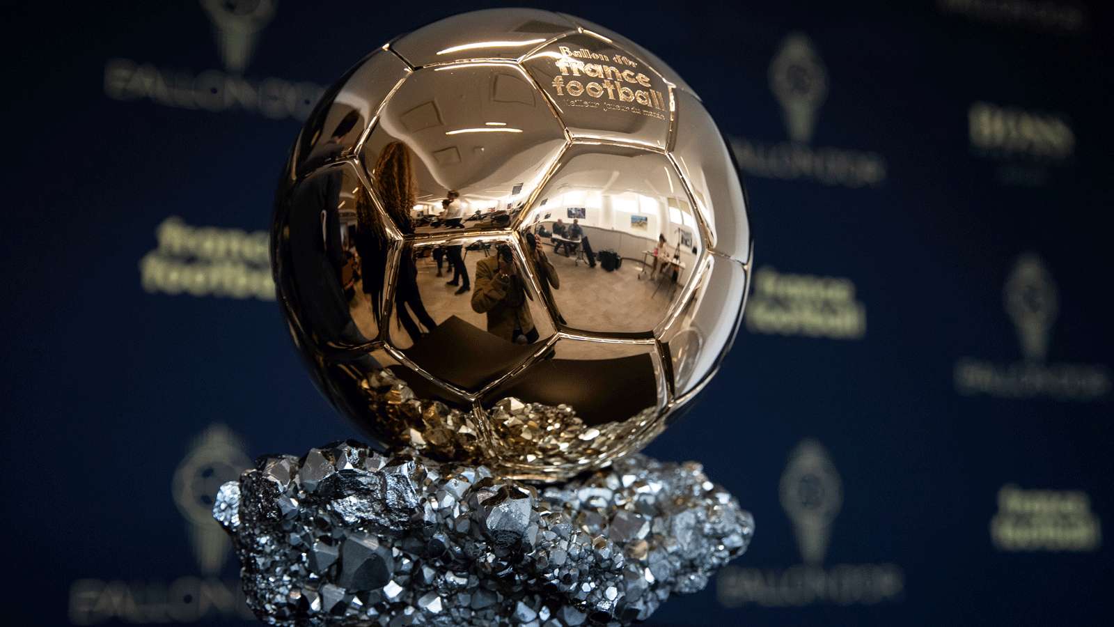 الإعلان عن قائمة المرشحين لجائزة الكرة الذهبية لأفضل لاعب في التاريخ وصراع الأساطير