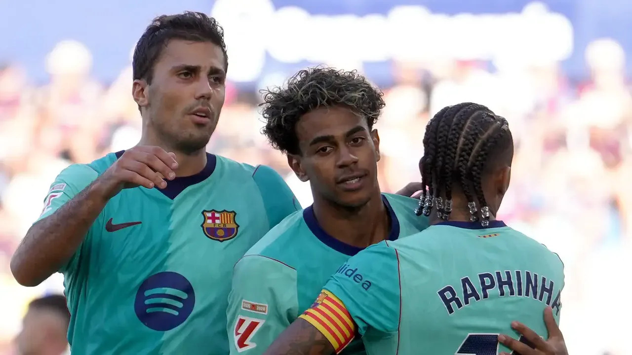 انطلاقة برشلونة التاريخية مع هانز فليك تحطم الأرقام وتهدد عرش ريال مدريد في الدوري الإسباني