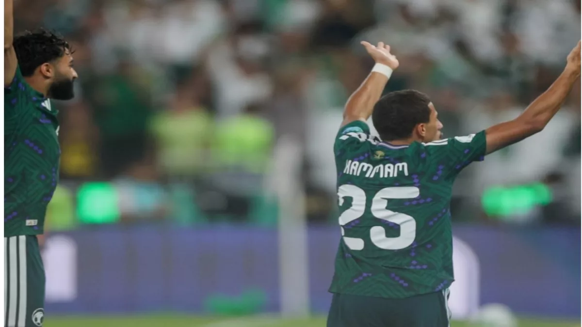 همام الهمامي يتوج بجائزة الأمير خالد الفيصل لأفضل لاعب في خليجي 27