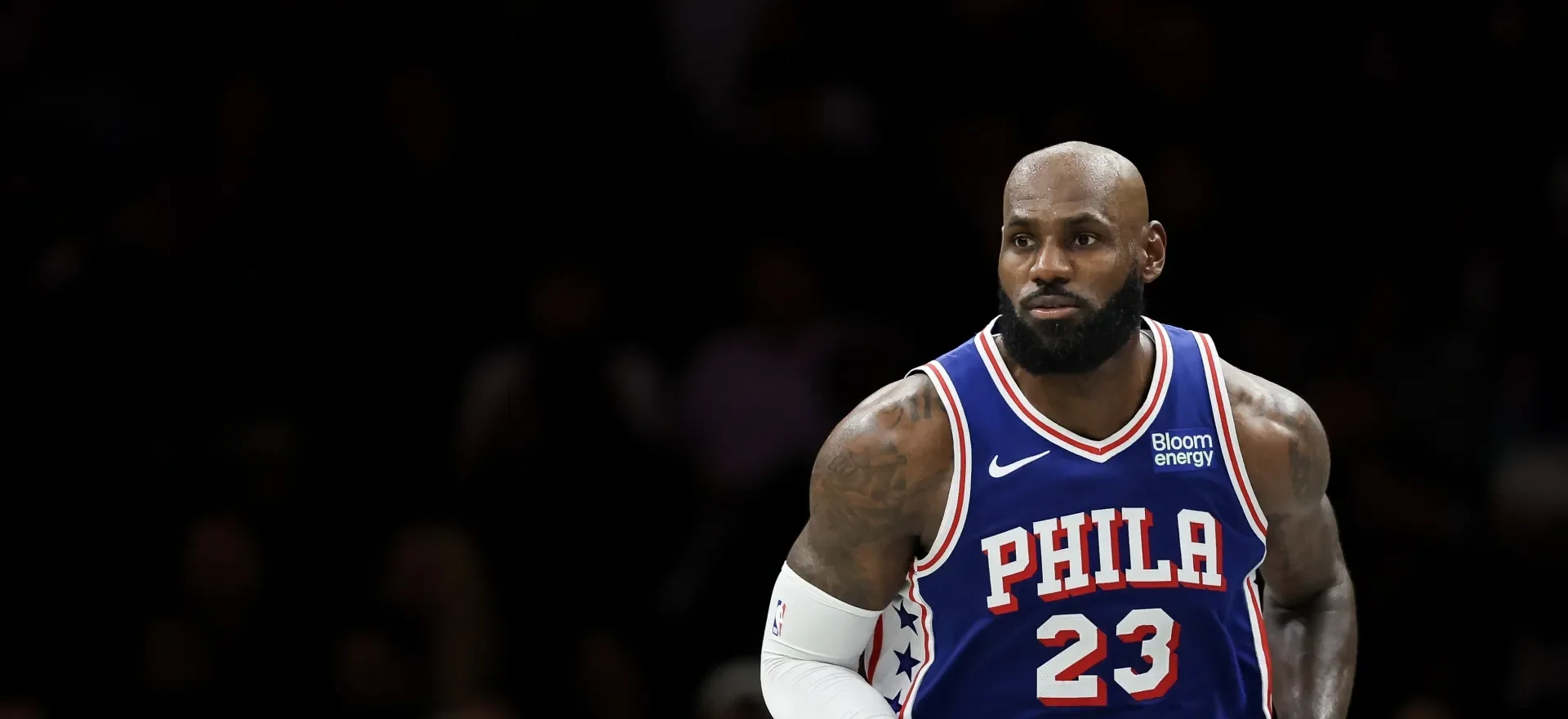 ليبرون جيمس يدشن ظهوره الأول مع فيلادلفيا وعودة لافتة لهاليبورتون وليلارد في تحضيرات NBA