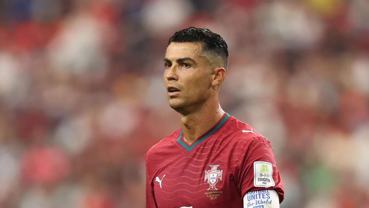 لوائح يويفا تحسم الجدل.. حقيقة تعمد منتخب البرتغال منح قميص رونالدو لرافائيل لياو