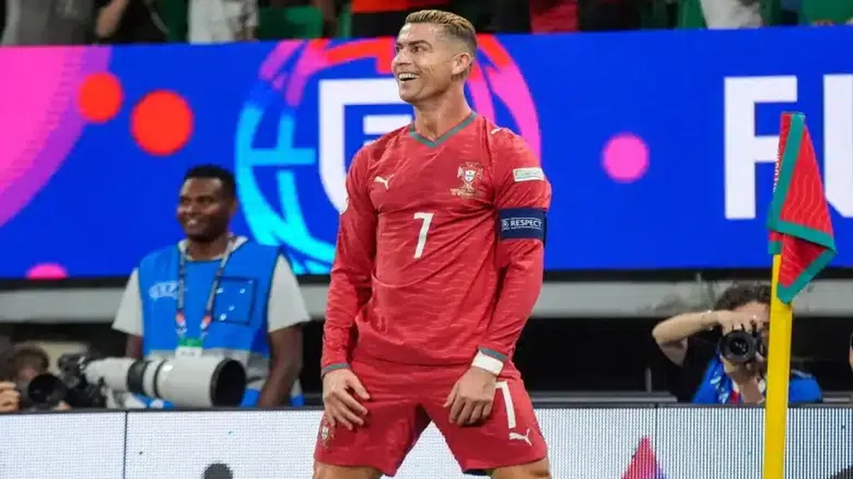 لم يودع زملائه.. تفاصيل مغادرة كريستيانو رونالدو معسكر البرتغال واجتماعه مع رئيس الاتحاد
